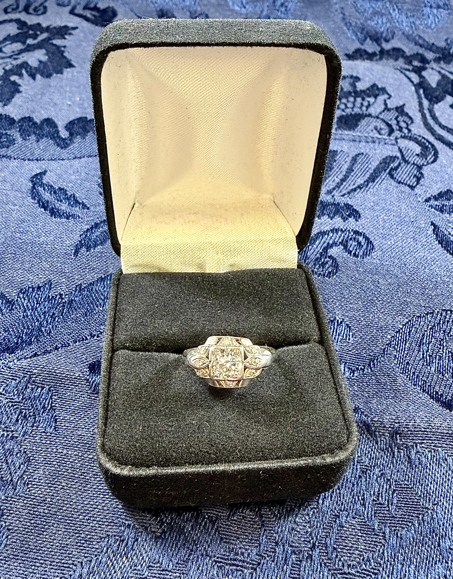 Platinum with Clear Stones · Lot 1507
