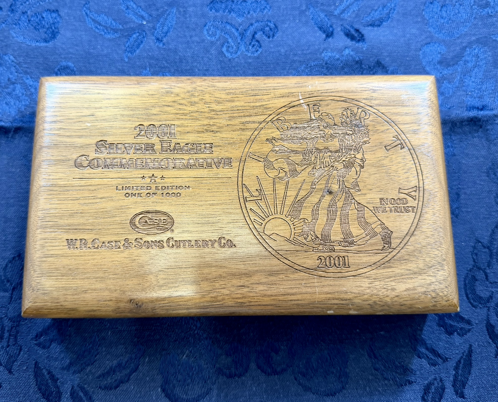 Silver Eagle 2001 with Case Pocket Knife in Wooden Box · Lot 3652