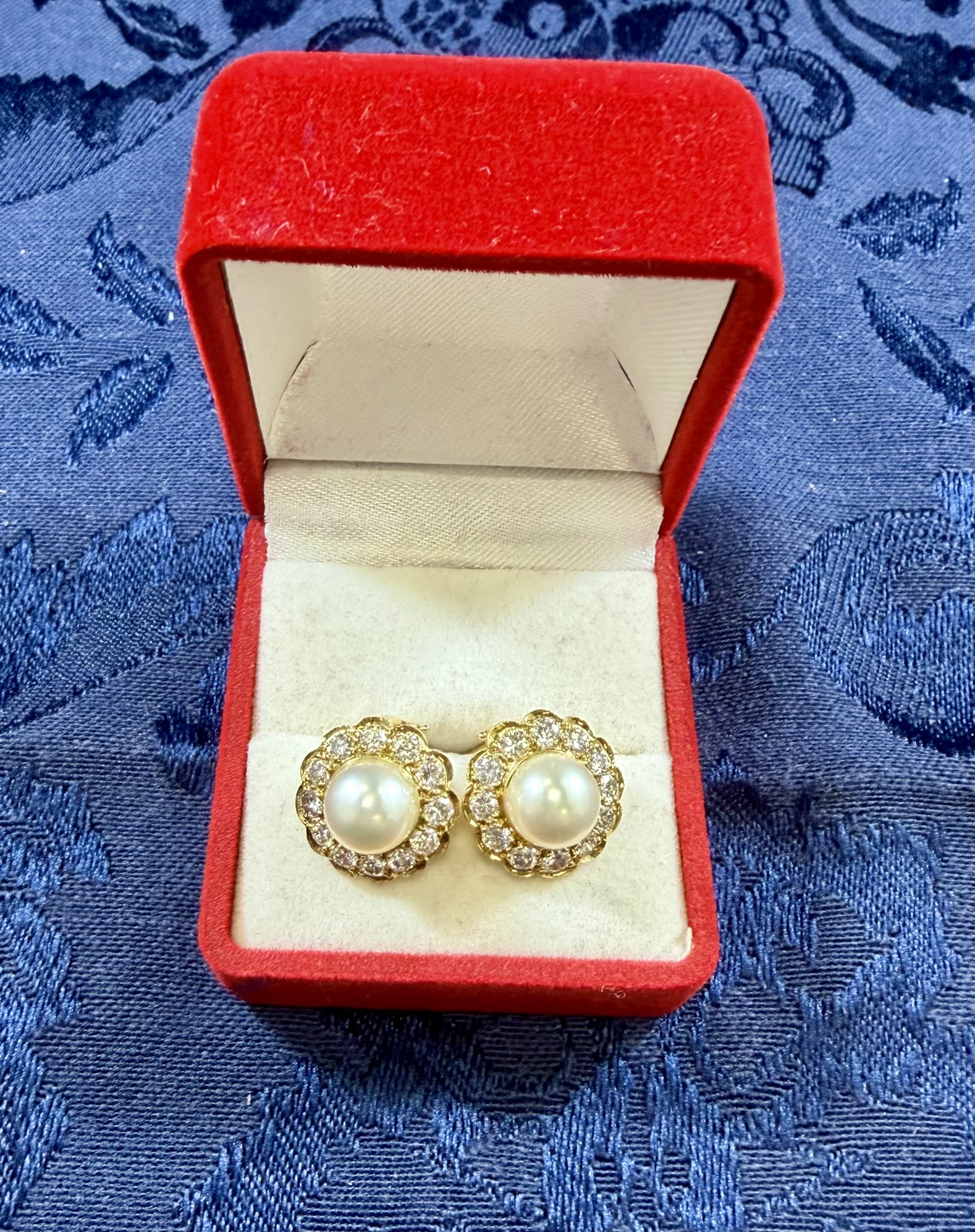 Pair Gold Colored Clip-Ons with Clear and Pearl-Like Stones · Lot 934